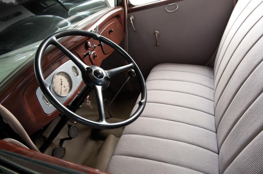  Ford DeLuxe Fordor Sedan 1933 года  (фото 14 из 17)
